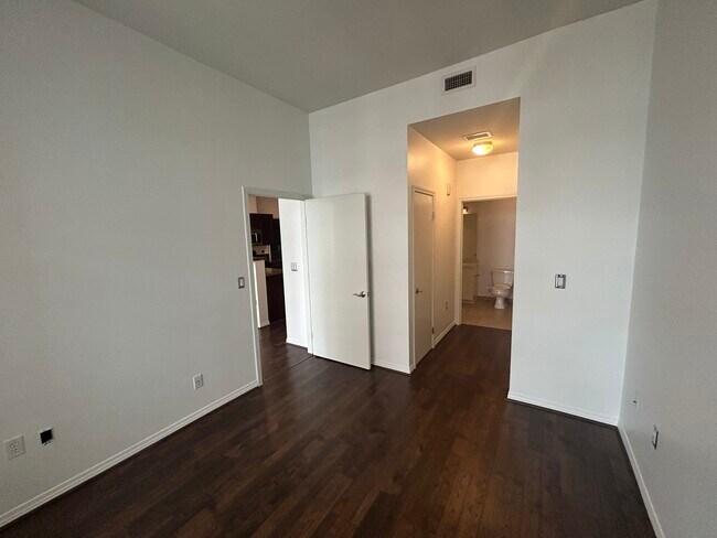 Building Photo - 530 K St