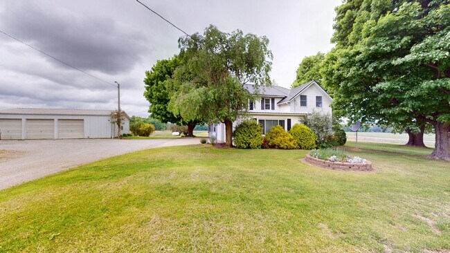Building Photo - Country living! South central schools, lar...