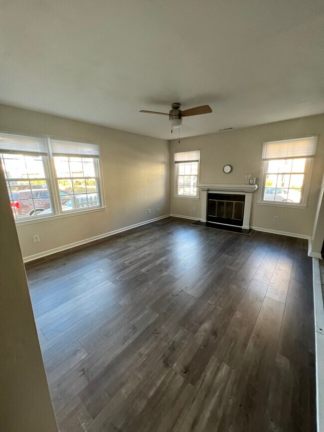 Laminate flooring - 1004 Saint Andrews Way