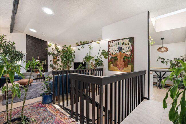 Foto del edificio - 4 bed/3 bath very spacious, fully furnishe...