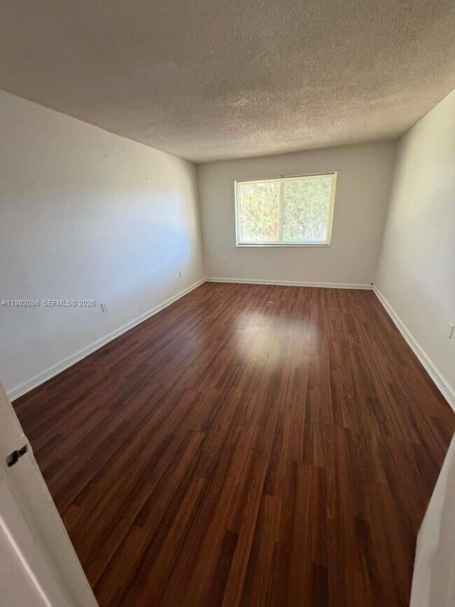 Foto del edificio - 505 NW 177th St