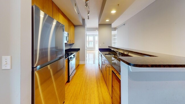 Building Photo - Chinatown 1,000 Square Foot PLUS W/Private Balcony, Fitness Center & More!