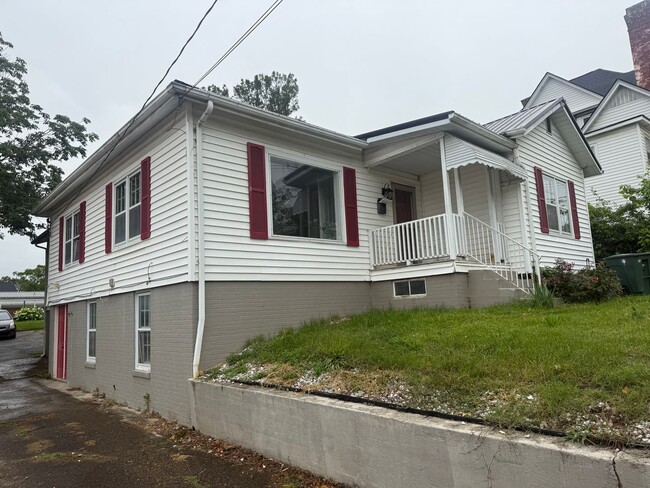Building Photo - 3 Bedroom 1 Bathroom Home in Greeneville, TN