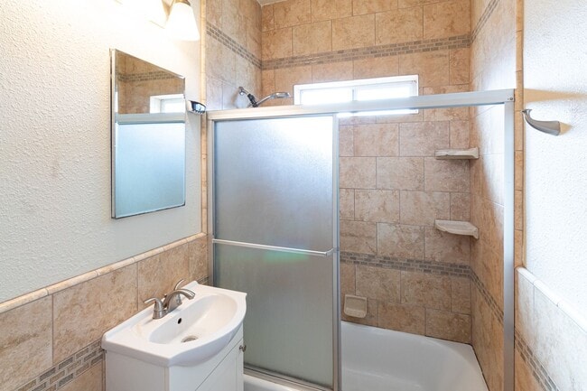 Building Photo - 1324 N Peterson Ave