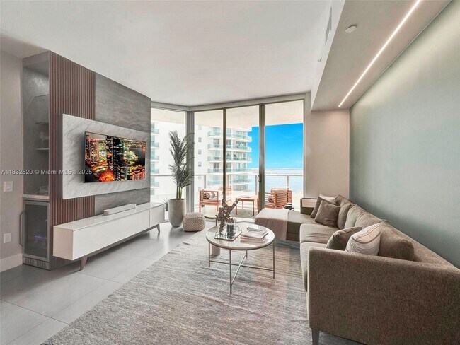 Building Photo - 1300 Brickell Bay Dr