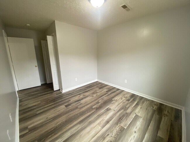 Foto del edificio - Beautiful unit with fresh paint. Water/tra...