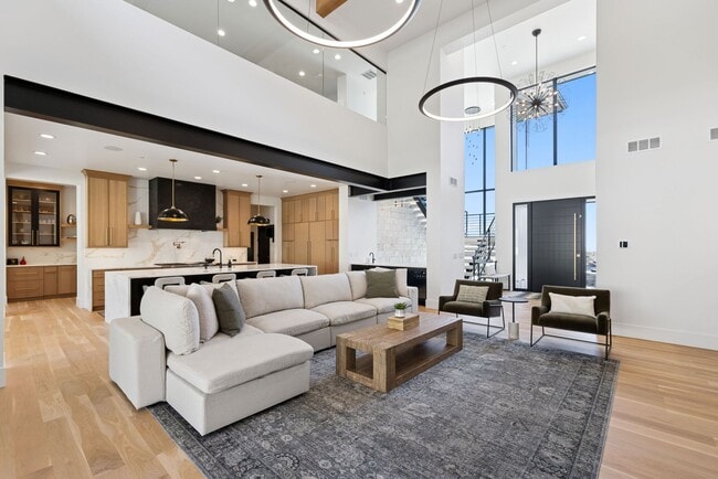 Building Photo - 7705 Dante Dr