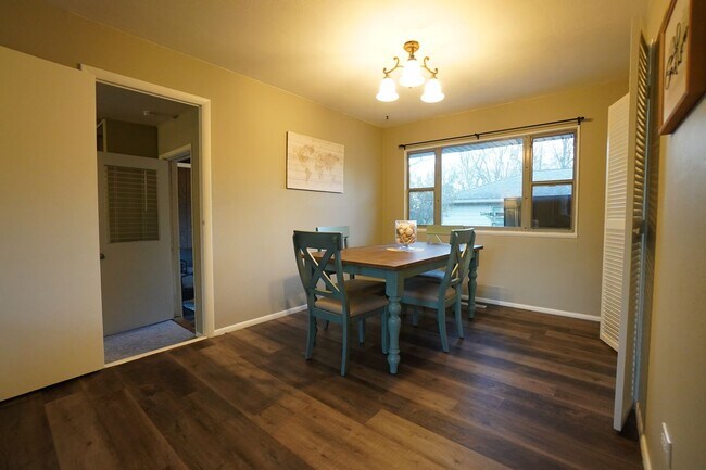 Foto del edificio - 4 Bedroom 2 Bathroom FULLY FURNISHED Home with Fenced in Backyard and 2 Car Garage-  UTILITIES IN...