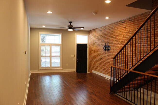 Foto del edificio - Elegant 2Bedroom Brownstone with a Beautif...