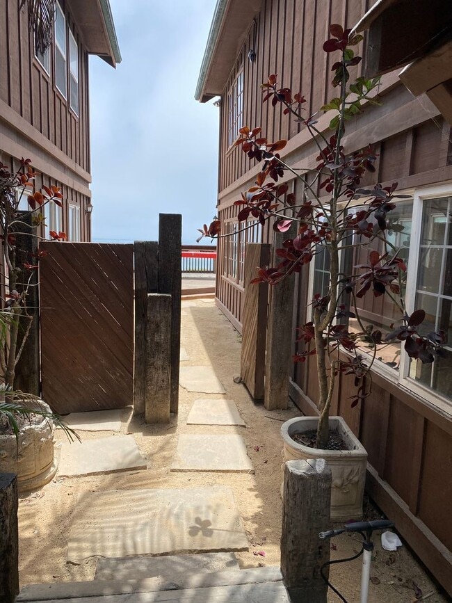 Building Photo - 6585 Del Playa Dr