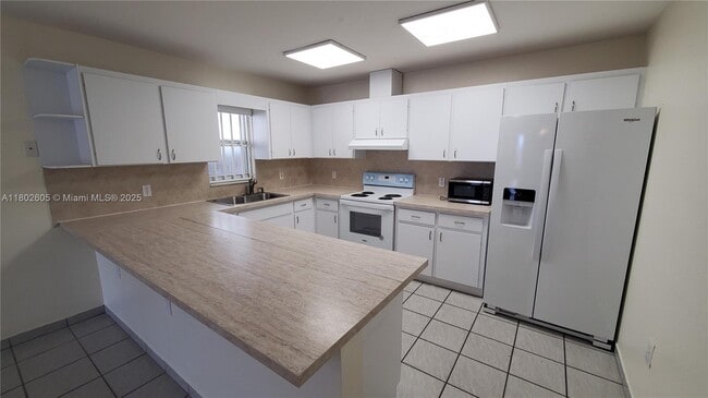 Foto del edificio - 3325 SW 23rd Ter