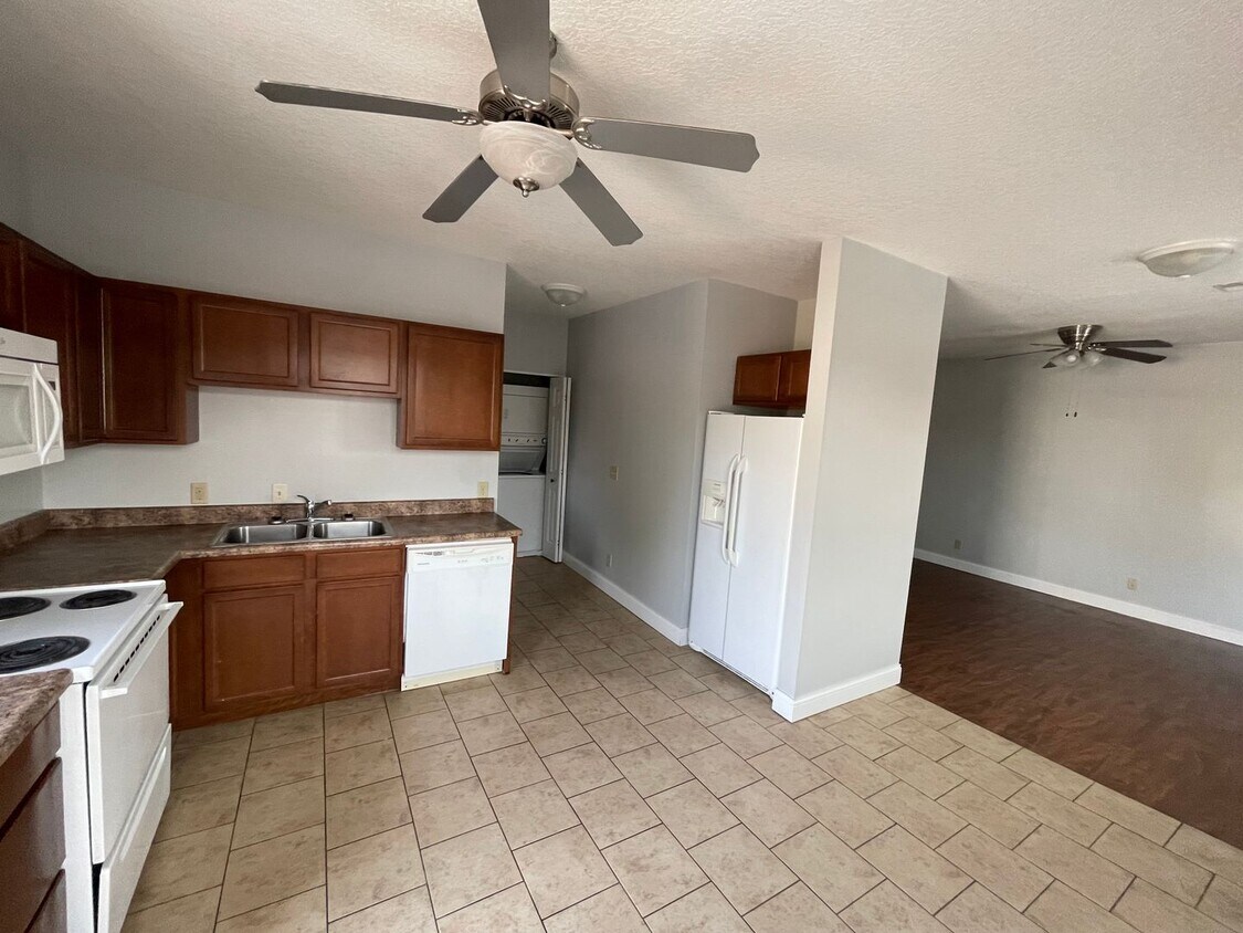 Primary Photo - Spacious 3-bedroom, 2-bathroom duplex loca...