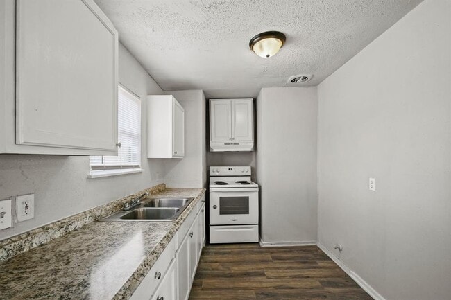 Building Photo - 8118 Panay Dr