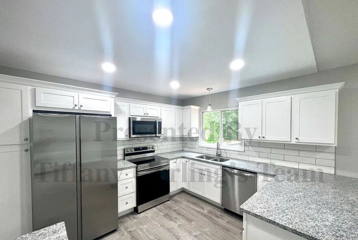 Foto principal - Beautifully Renovated Home on Corner Lot w...