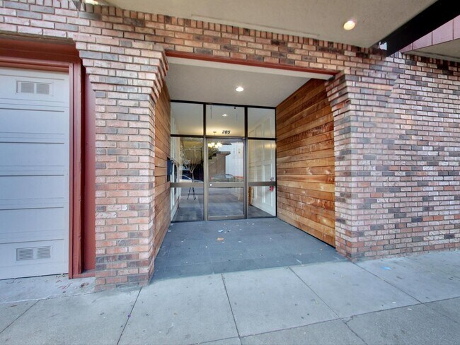 Foto del edificio - Spacious Apartment AVAILABLE NOW!!!