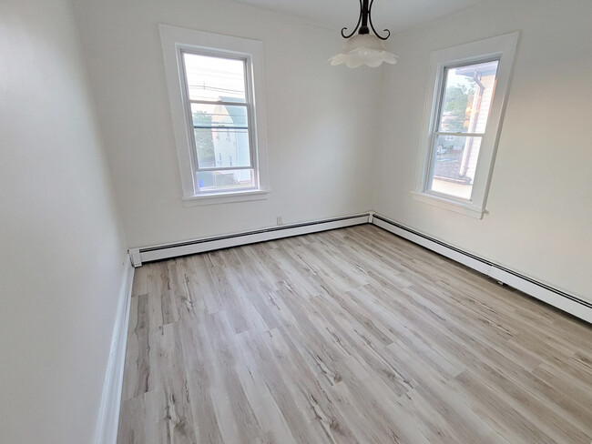 Building Photo - 544 Outwater Ln