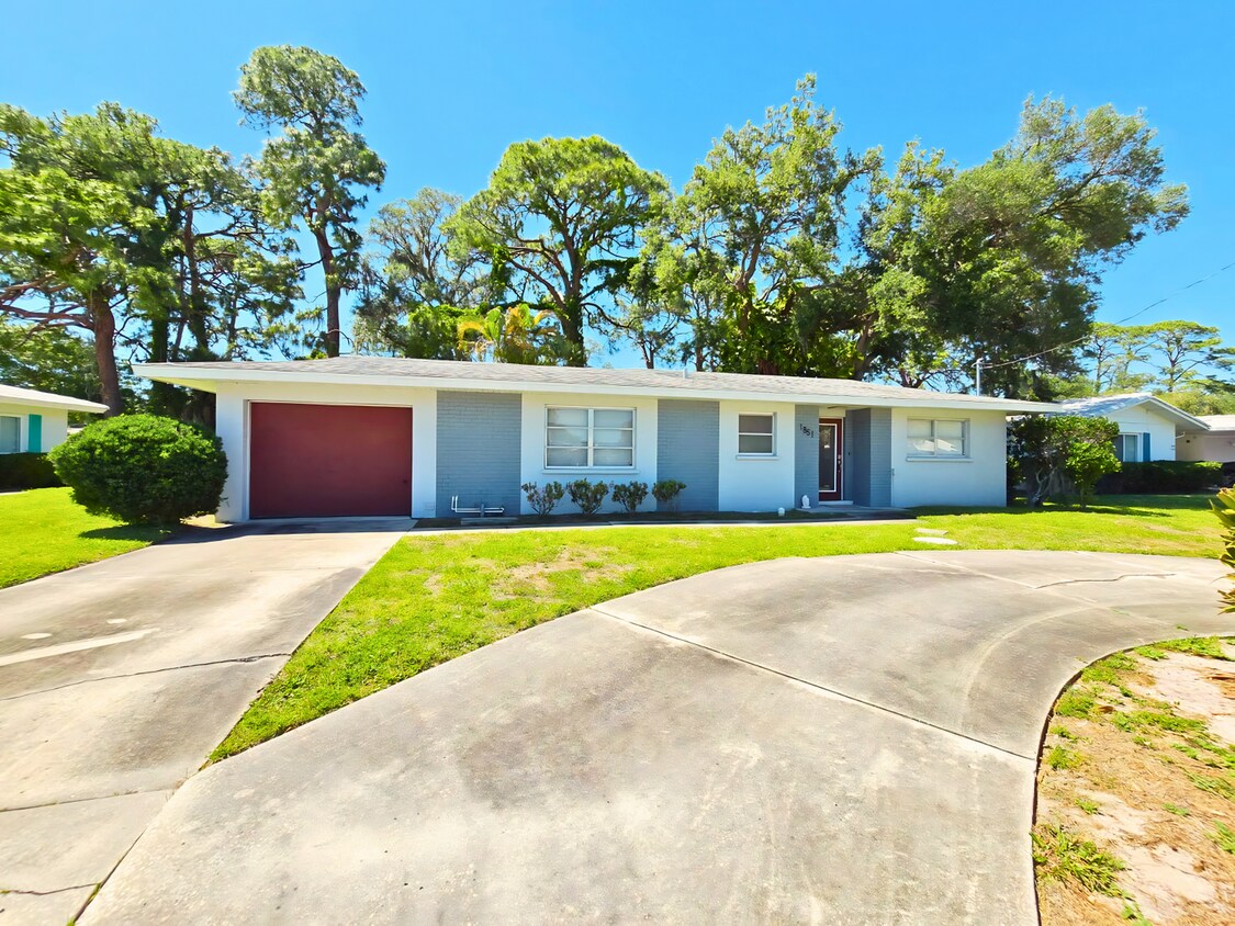 Charming 2 Bed/ 2 Bath Home w/ Garage in Sarasota - Charming 2 Bed/ 2 Bath Home w/ Garage in Sarasota
