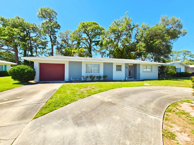 Charming 2 Bed/ 2 Bath Home w/ Garage in Sarasota - Charming 2 Bed/ 2 Bath Home w/ Garage in Sarasota
