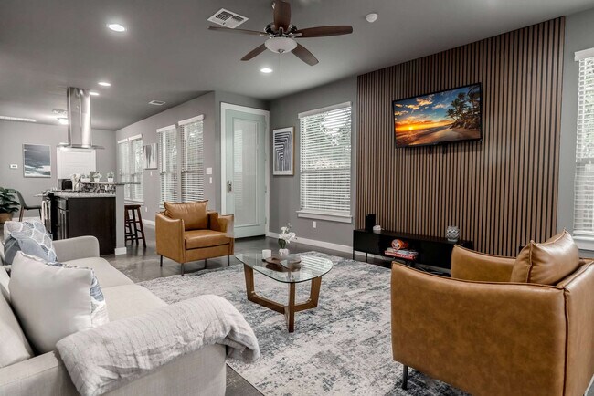 Building Photo - 2002 Rosewood Ave