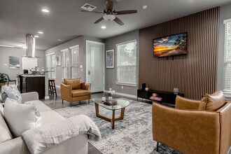 Building Photo - 2002 Rosewood Ave