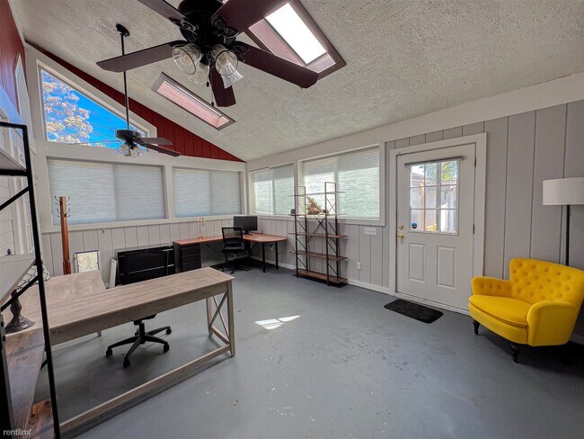 Foto del edificio - 4 br, 2 bath House - 3650 North Loma Vista...