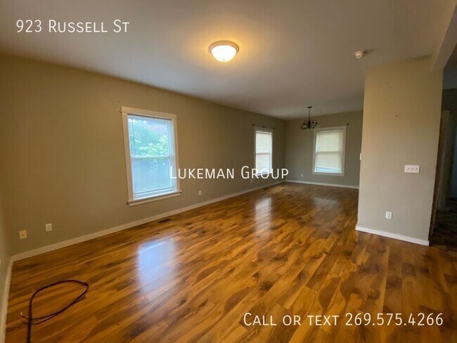 Foto del edificio - 923 Russell St