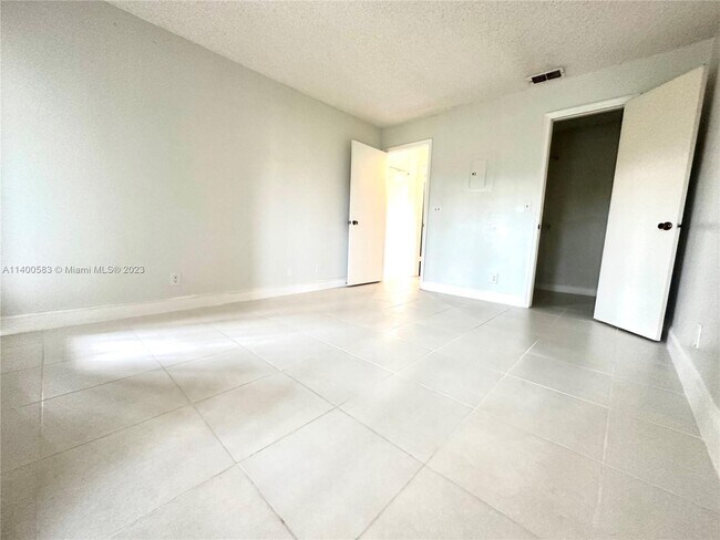 Foto del edificio - 3390 Pinewalk Dr N