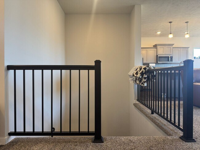 Foto del edificio - Spacious 4-Bedroom Ranch with Finished Basement & 3-Car Garage