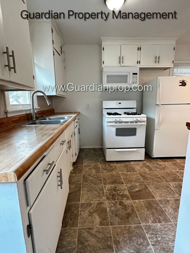 Foto del edificio - St Louis Park Single Family Home, 2 Baths, Office, Newly Finished Hardwood Floors