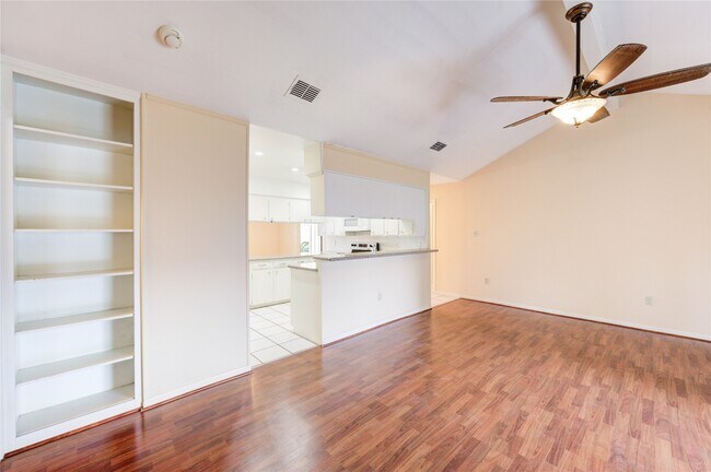 Foto del edificio - 5711 Weeping Willow Rd