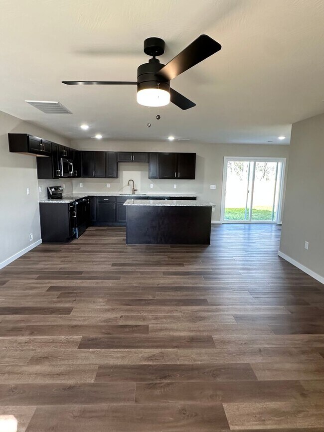 Foto del edificio - Brand-New 4 Bedroom Home with Modern Finishes & Private Backyard