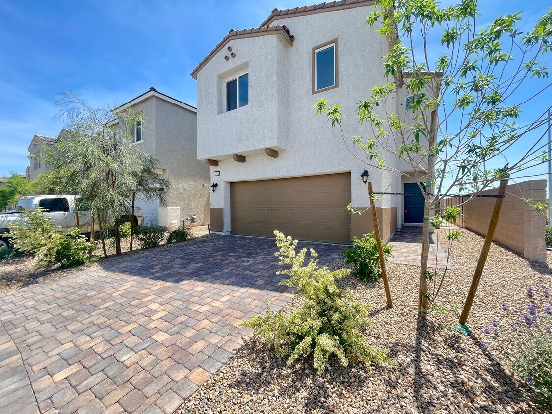 Primary Photo - Amazing 3 bedroom in master planned commun...