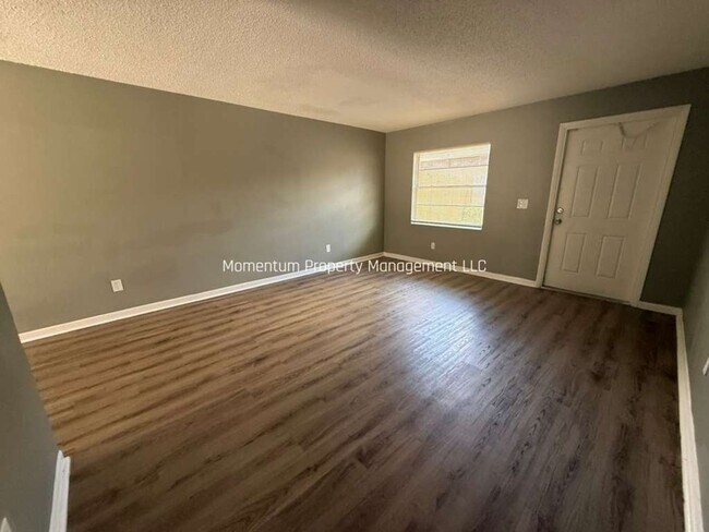 Foto del edificio - Cute & Quaint 2 Bedroom in Tampa!! READY NOW!!