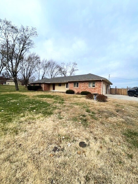 Building Photo - 1324 N 1100 Rd