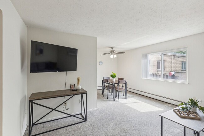Foto del edificio - 5556 Broadview Rd