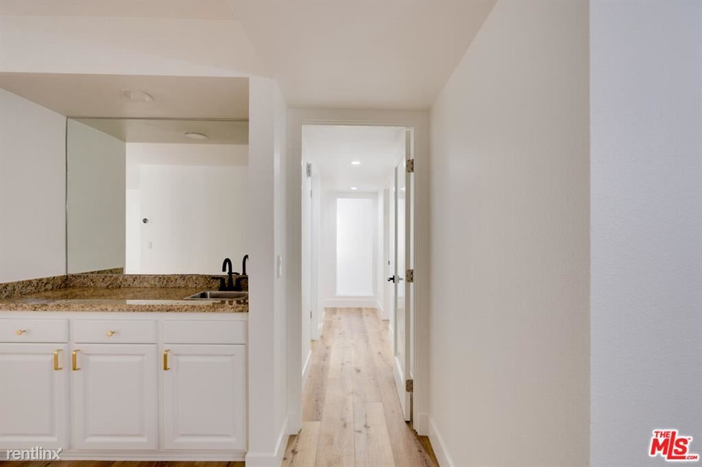 Primary Photo - 3 br, 3 bath Condo - 435 N Oakhurst Dr Apt...