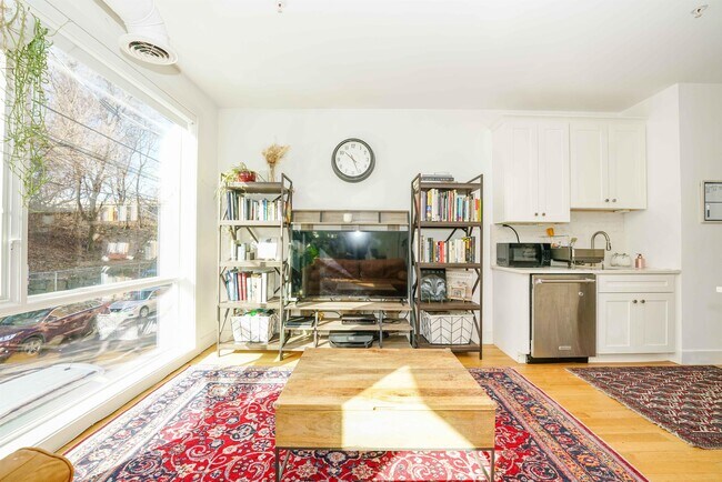 Building Photo - 414 1st St
