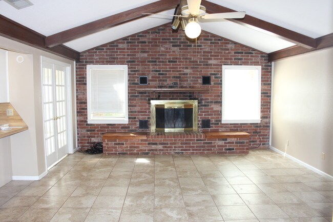 Building Photo - 800 Foxwood Dr