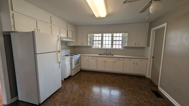 Building Photo - Cute 2BR House with Large Kitchen, Lots of Natural Light