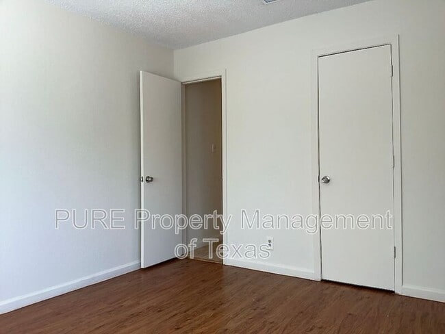 Building Photo - 801 Country Aire Dr