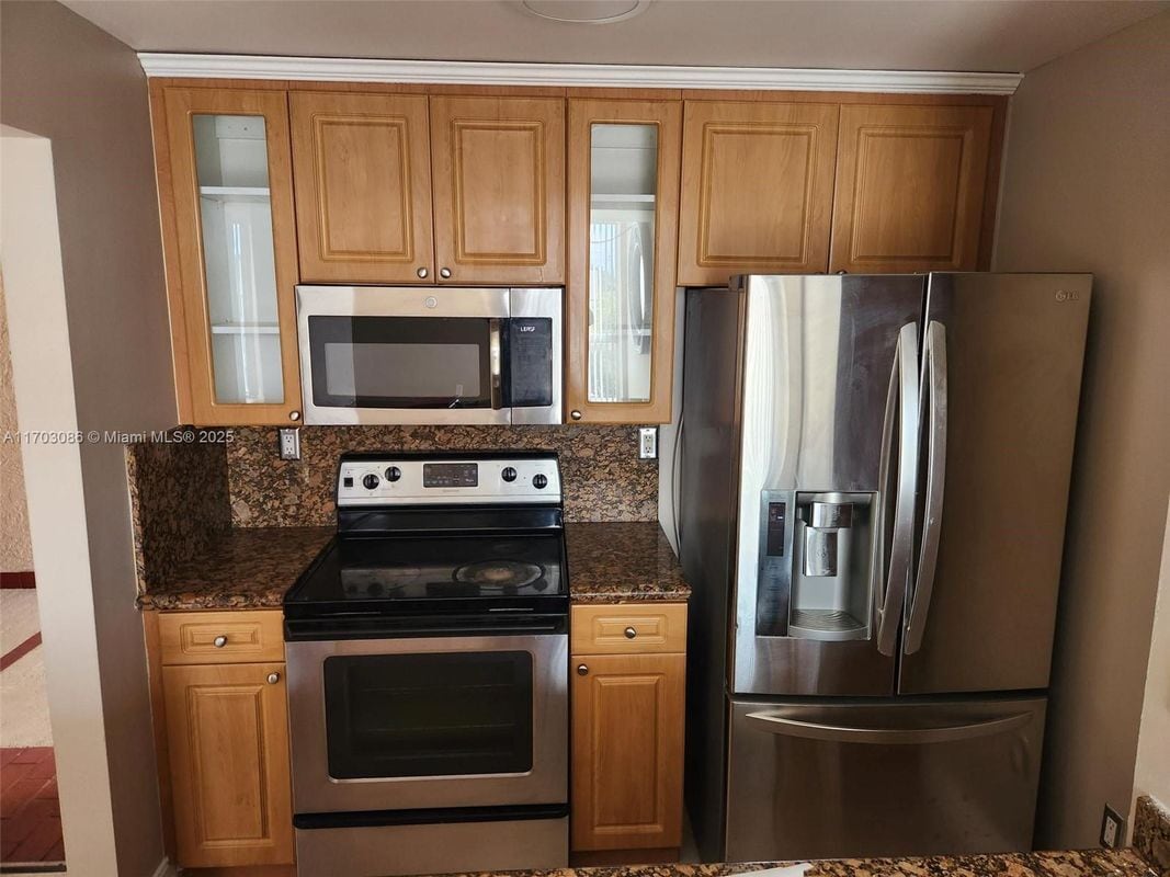 Foto principal - 7075 NW 186th St