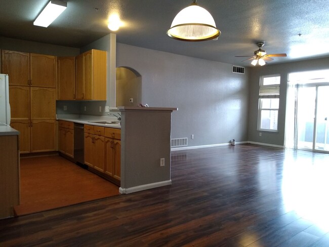 Building Photo - Awesome Aurora Condo w/ Tons of Space and ...