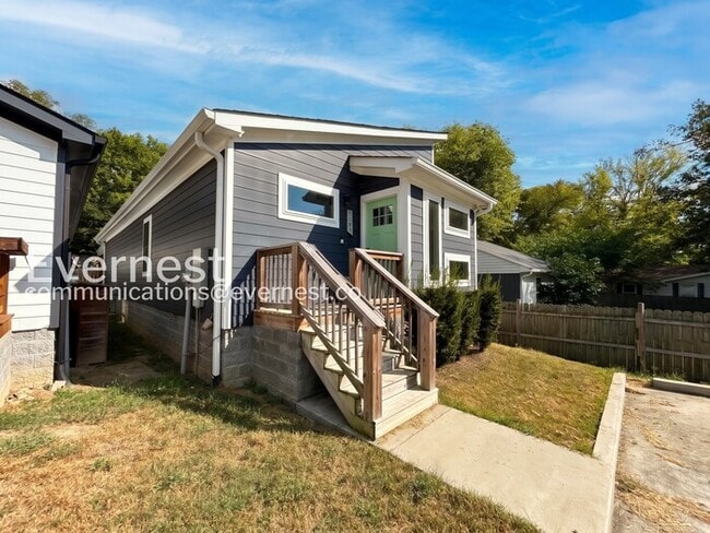 Building Photo - 2 Bed/1 Bath Home with Fenced Yard / Available Now!