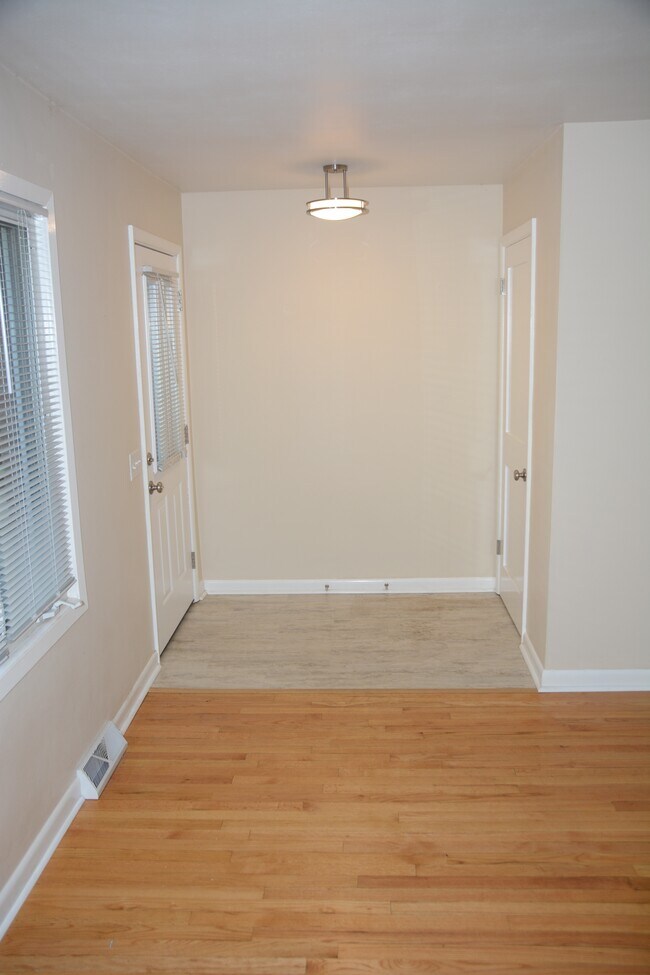 Building Photo - 1322 Crowley Ave