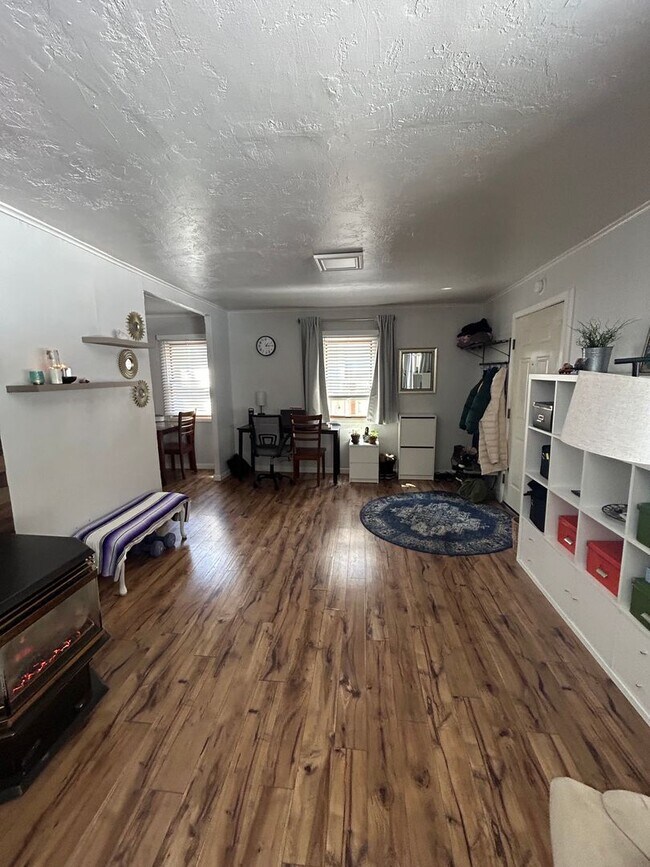 Building Photo - Spacious 1 Bedroom House with Covered Park...