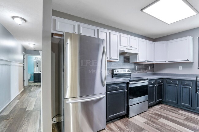 Building Photo - 697 Red Hill Rd