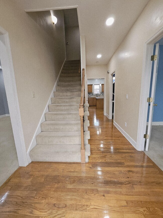 Building Photo - 208 E Bend Ct