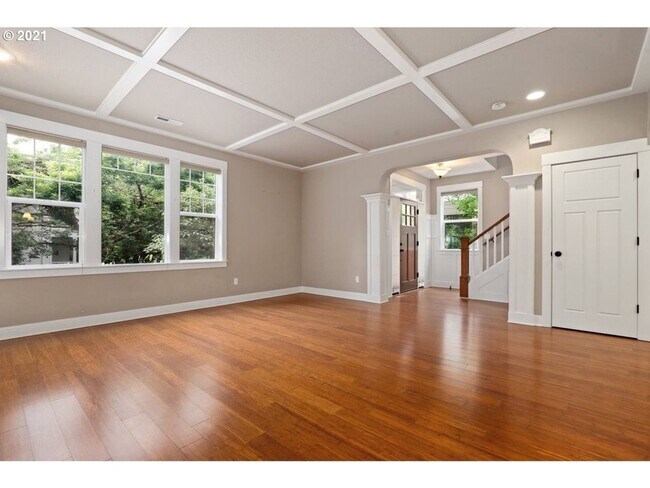 Foto del edificio - Gorgeous Craftsman-Style 4 Bedroom Home Lo...