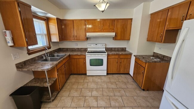 Building Photo - 7400-7410 W Diversey Ave