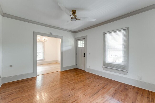 Foto del edificio - Adorable Red Bank House Walking Distance t...